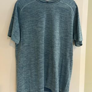 Lululemon men’s vent tech t-shirt size XL. Light blue